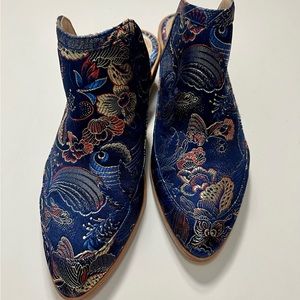 (NWOT) Lularoe Laura Cobalt Blue Floral Brocade Mules - size 10